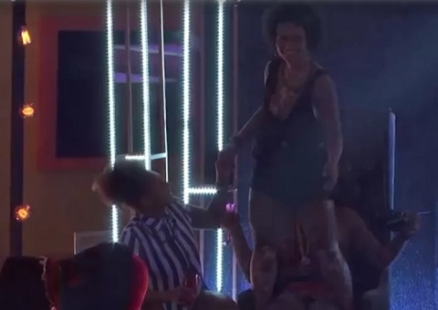 Natália leva bronca da produção ao subir em poltrona durante festa no BBB22