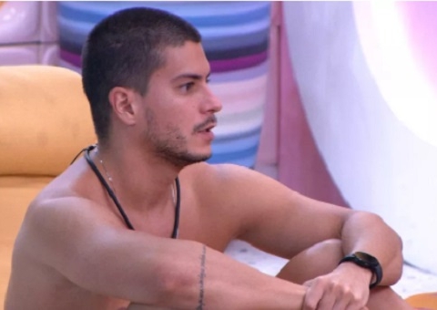 No 'dia da mentira', Arthur acredita que paredão seja falso