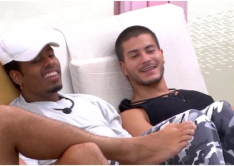 Vídeo: Arthur brinca com PA sobre Jade: 'Vai aderir pra tua vida'