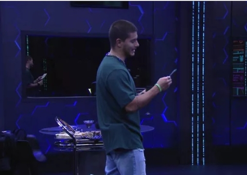 Arthur recebe cards extras para acompanhar festa no BBB22