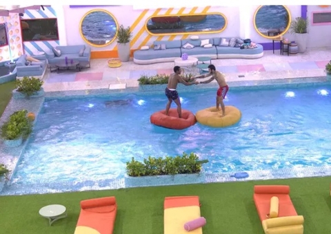 Scooby e PA brincam na piscina enquanto chove no BBB22