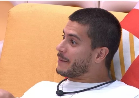 Arthur brinca ao chamar Jessi de fofoqueira: 'jeito meigo dela de ser'