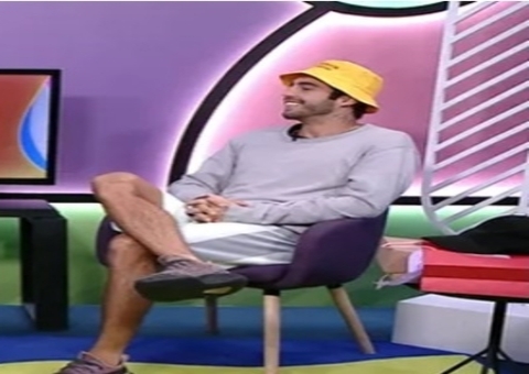 Scooby comenta 'travadas' no BBB22 e afirma: 'não fumo maconha'