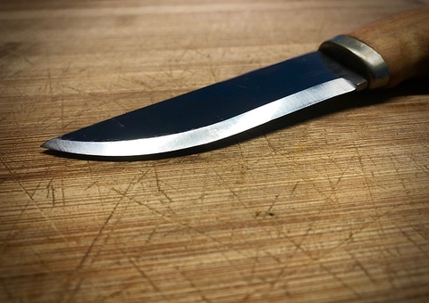 Mulher é presa suspeita de tentar matar namorada a facadas em Manaus