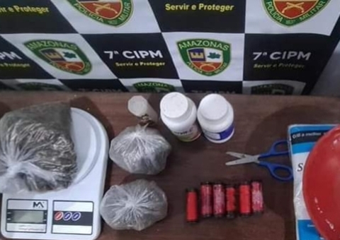 Dupla é presa embalando drogas dentro de casa no Amazonas