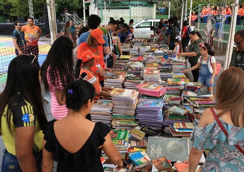 Feira do Livro realiza doação de mais de 30 mil livros em Manaus