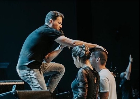 Maíra Cardi e Arthur buscam ajuda espiritual em meio a polêmicas