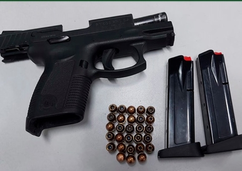 Homem é preso com arma escondida no porta-luvas de carro em Manaus