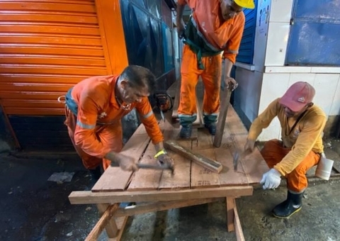 Passarelas são instaladas na Feira da Manaus Moderna devido à cheia do rio Negro