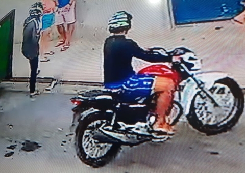 Criminosos assaltam casal em plena luz do dia em Manaus; vídeo