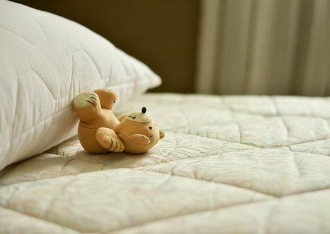 Estudo mostra que 10% de quem tem entre 5 e 17 anos faz xixi na cama