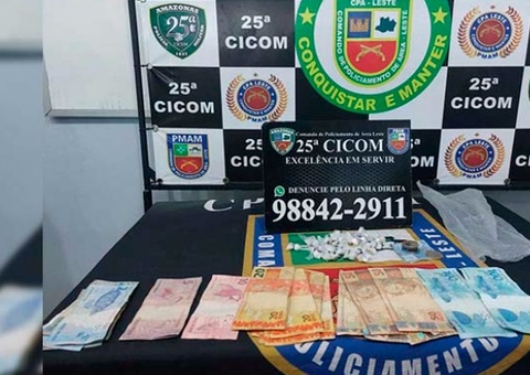 Suspeito de homicídio é preso com R$ 700 ao vender drogas em campo de futebol em Manaus