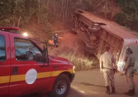 Ônibus com mais de 40 passageiros tomba e deixa feridos em Minas Gerais