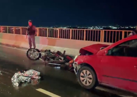 Homem morre atropelado por carro ao empurrar própria moto em Manaus