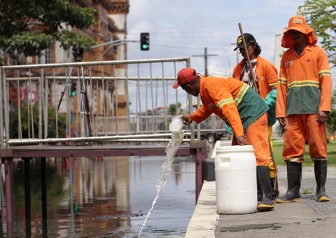 Prefeitura sanitiza águas paradas na praça do Relógio em Manaus