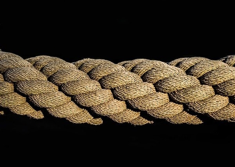 Morador ouve tiros e encontra corpo de mulher amordaçado na BR-174