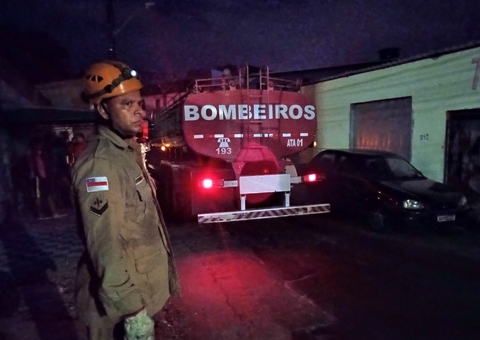 Incêndio destrói casas e deixa moradores desesperados em Manaus