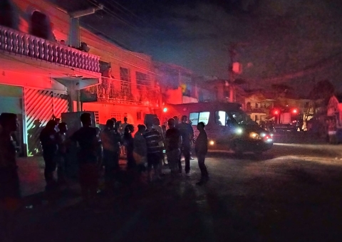 Fogo se alastra e destrói cerca de 14 casas durante incêndio em Manaus