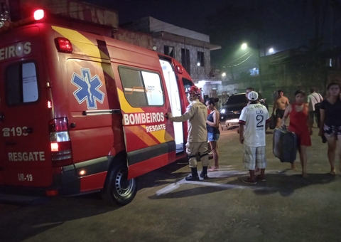 Moradores pulam em igarapé para se salvar de incêndio em Manaus