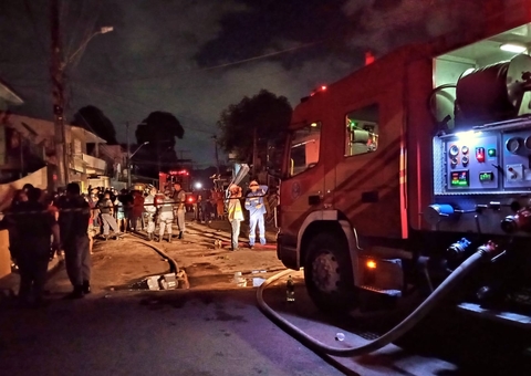 Bombeiros usam 40 mil litros de água para conter incêndio em Manaus