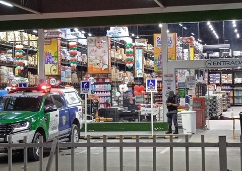 Cliente de supermercado reage a assalto e mata suspeito a tiros em Manaus