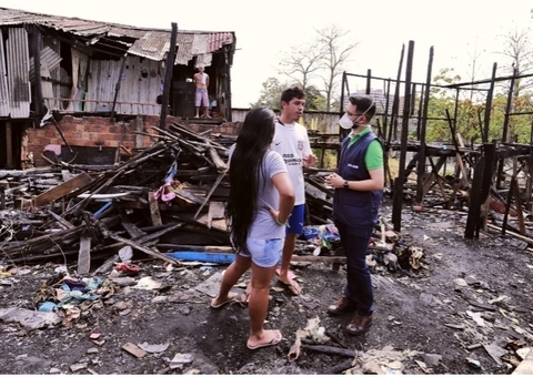 Defensoria identifica demandas de famílias atingidas por incêndio no São Jorge, em Manaus