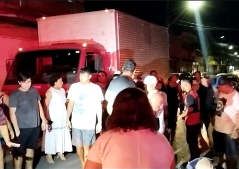 Polícia usa spray de pimenta para conter tumulto após idoso ser atropelado em Manaus