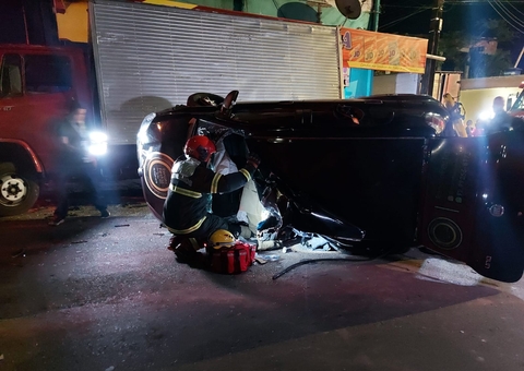 Criminoso fica preso às ferragens de carro após capotar durante perseguição policial em Manaus