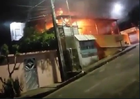 Lanchonete em Manaus pega fogo após botijão de gás explodir