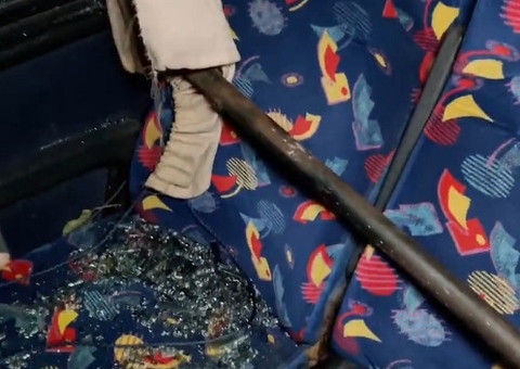 Homem tem ataque de fúria e destrói janelas de micro-ônibus em Manaus