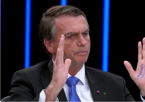 Bolsonaro leva 'cola' na mão para entrevista ao JN