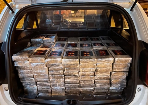 Motorista é preso ao transportar 230 kg de drogas em fundo falso de trailer