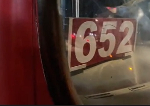 Bandido ameaça esfaquear cobrador durante assalto ao ônibus da linha 652 em Manaus