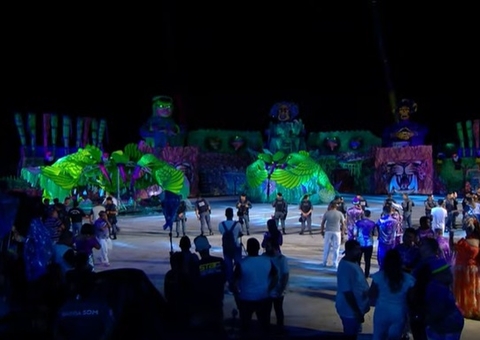 Alegoria da ciranda Flor Matizada despenca e deixa feridos no Amazonas