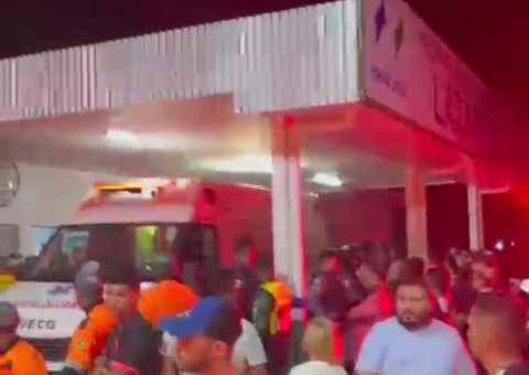 Cerca de 20 pessoas ficam feridas após alegoria despencar durante Festival de Cirandas em Manacapuru