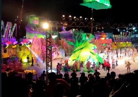 Vídeo mostra desespero do público ao ver alegoria despencar durante Festival de Cirandas de Manacapuru