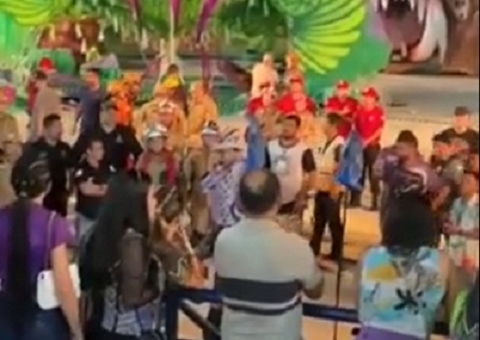 Brincantes da Flor Matizada sofrem fraturas após alegoria despencar durante Festival de Cirandas de Manacapuru