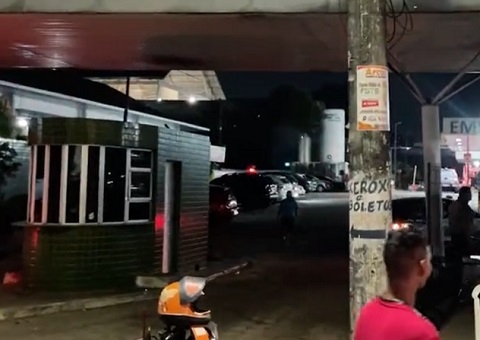 Motociclista atropela homem em frente a hospital em Manaus