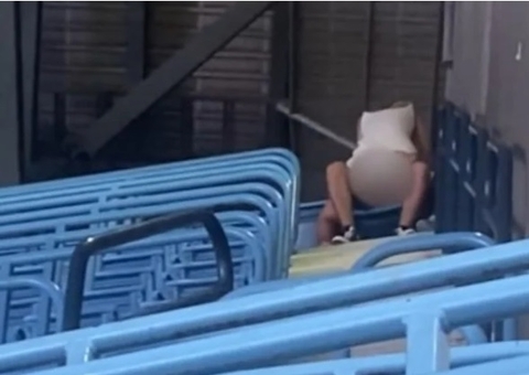 Casal é flagrado fazendo sexo durante partida em estádio; veja vídeo