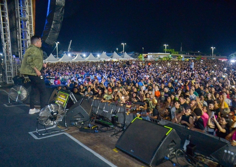 Felipe Araújo atrai multidão e encerra 3ª noite do Passo a Paço em Manaus