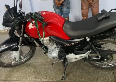 Dupla é presa ao passear com moto roubada e arma de brinquedo em Manaus 