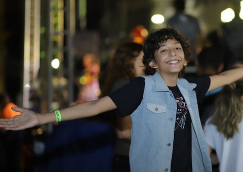 Ex-The Voice Kids, David Lucas contagia plateia no Passo a Paço 