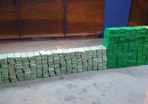 Motorista é preso com quase meia tonelada de droga escondida em teto falso de caminhão