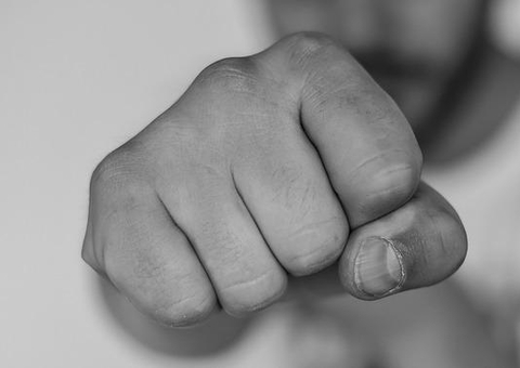 Lutador de artes marciais é preso por suspeita de agredir esposa em Manaus