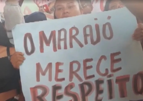 Moradores protestam após naufrágio que matou 18 pessoas no Pará