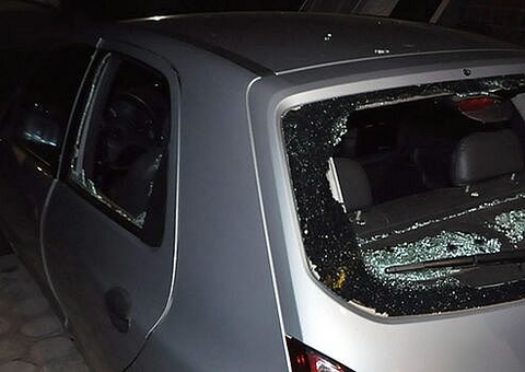 Mulher quebra vidros e faz xixi dentro do carro de ex ao terminar namoro