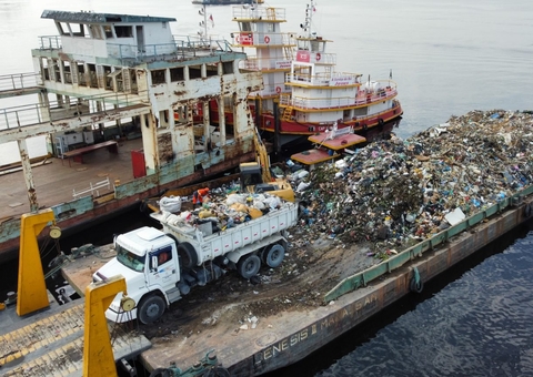 Cerca de 400 toneladas de lixo são retiradas de rios e igarapés de Manaus
