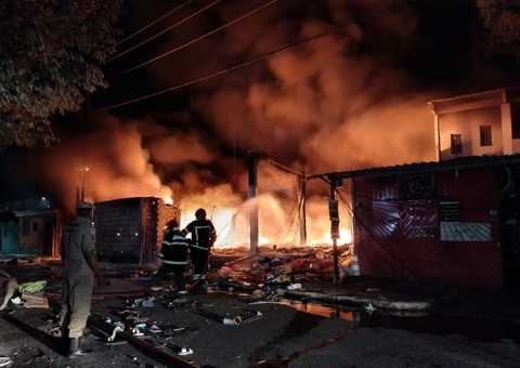 Incêndio destrói galpão de reciclagem em Manaus; veja vídeo
