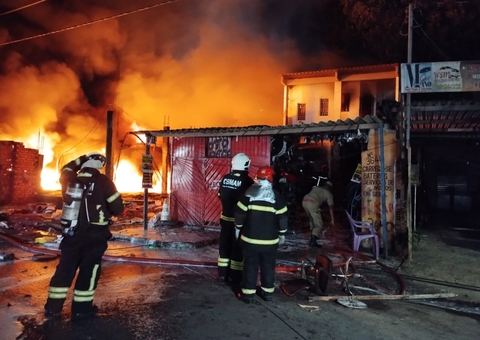 Cerca de 4 casas são atingidas por incêndio em galpão de reciclagem em Manaus