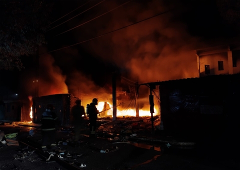 Fogos de artifício podem ter provocado incêndio em galpão de reciclagem em Manaus